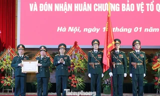 Thượng tướng Phan Văn Giang, Tổng Tham mưu trưởng QĐND Việt Nam trao Huân hương Bảo vệ Tổ quốc hạng Nhì cho Viện Chiến lược Quốc phòng, sáng 10/1