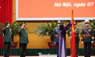 Phó Chủ tịch nước Đặng Thị Ngọc Thịnh gắn Huân chương Bảo vệ Tổ quốc hạng Nhất lên Quân kỳ Quyết thắng của Quân đội nhân dân Việt Nam, sáng 7/12