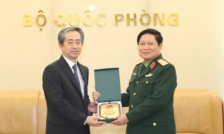 Đại tướng Ngô Xuân Lịch trao biểu tượng Bộ Quốc phòng tặng Đại sứ Hùng Ba