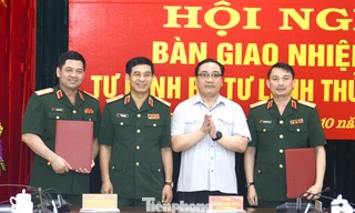 Bí thư Thành ủy Hà Nội Hoàng Trung Hải và Thượng tướng Phan Văn Giang chúc mừng Thiếu tướng Nguyễn Hồng Thái (ngoài cùng bên trái) và Thiếu tướng Nguyễn Quốc Duyệt (ngoài cùng bên phải)