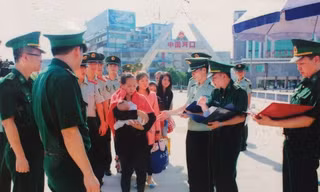 BĐBP Lào Cai tiếp nhận nạn nhân bị lừa bán do Công an Biên phòng Trung Quốc trao trả. Ảnh: BĐBP