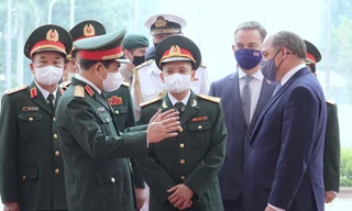 Hai Bộ trưởng trao đổi tại sảnh trụ sở Bộ Quốc phòng, trước khi vào hội đàm chính thức. Ảnh: Nguyễn Minh