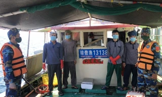 Tàu cá Trung Quốc mang số hiệu 13138 và 4 thuyền viên bị Hải đoàn 48 xử lý, chiều 30/8