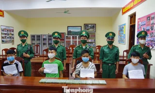 Cả s4 đối tượng đều trú tại huyện Sốp Bâu, tỉnh Hủa Phăn, Lào. Tang vật thu giữ gồm 10 bánh heroin, 2 xe máy, 3 điện thoại di động và 3,7 triệu đồng.