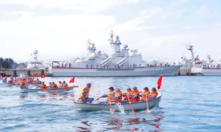 Tư lệnh Hải quân thị sát Lữ đoàn tàu chiến đấu mặt nước và Lữ đoàn tàu ngầm 