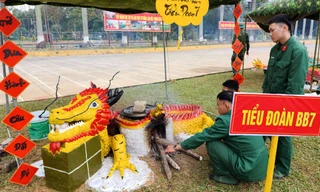 Chiến sĩ Đoàn Hoài Ân đắp bếp con rồng nấu bánh chưng đón Tết