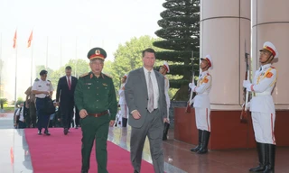 Thứ trưởng Quốc phòng Việt Nam Nguyễn Chí Vịnh và Trợ lý Bộ trưởng Quốc phòng Hoa Kỳ phụ trách các vấn đề Châu Á - Thái Bình Dương Randall Schriver cùng chủ trì Đối thoại 