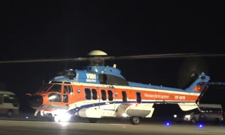 Trực thăng EEC đưa chiến sĩ Trường Sa bị hôn mê vào đất liền cấp cứu