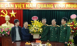 Nhà báo Vũ Tiến, Bí thư Đảng uỷ, Phó Tổng biên tập Báo Tiền Phong chúc mừng Ban Thanh niên Quân đội, sáng 20/12