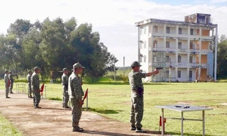 Các thí sinh thi bắn súng K54 bài 1