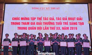 Lãnh đạo Tổng cục Kỹ thuật chúc mừng các tác giả, nhóm tác giả đạt Giải thưởng Tuổi trẻ sáng tạo trong Quân đội lần thứ XX