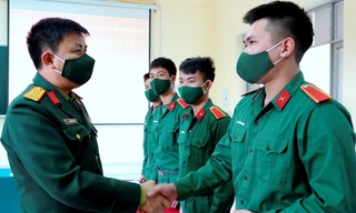 Thượng tá Trần Viết Năng, Trưởng ban Thanh niên Quân đội động viên, giao nhiệm vụ cho các thành viên đội tuyển Trường Sĩ quan Lục quân 1. Ảnh: Nguyễn Minh