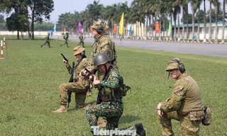 Quân nhân Việt Nam và Úc tham gia bắn biểu diễn tại lễ bế mạc tập huấn ở Trung tâm Huấn luyện quân sự Miếu Môn, chiều 18/2