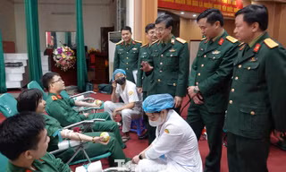 Lãnh đạo Học viện Quân y và Ban Thanh niên Quân đội trò chuyện với ĐVTN tham gia hiến máu tình nguyện, sáng 29/2