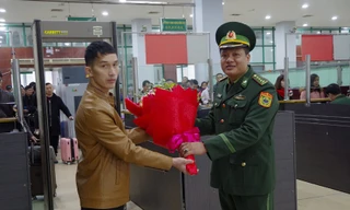 Du khách đầu tiên xuất cảnh qua Cửa khẩu quốc tế Lào Cai được cán bộ biên phòng tặng hoa chúc mừng, sáng 1/1/2019