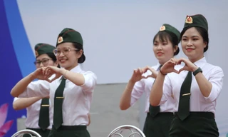 Vũ điệu sôi động của 'bóng hồng' Tăng thiết giáp