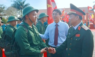 Tư lệnh Quân khu 5 và Bí thư Tỉnh ủy Đắk Lắk tiếp sức thanh niên tòng quân 