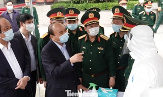 Thủ tướng Nguyễn Xuân Phúc trò chuyện với nhân viên xe xét nghiệm cơ động của Viện Y học dự phòng Quân đội, tại Cục Quân y, chiều 22/3. Ảnh: Nguyễn Minh