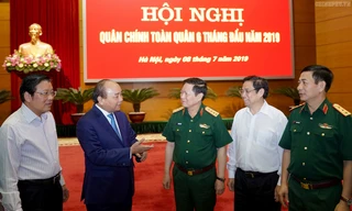 Thủ tướng Nguyễn Xuân Phúc trao đổi với các đại biểu dự hội nghị, sáng 8/7. Ảnh: Chinhphu.vn