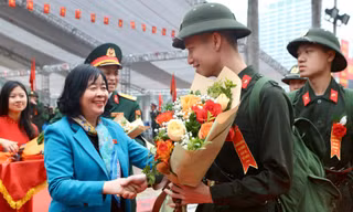 Lãnh đạo Hà Nội và Bộ Quốc phòng tiếp sức thanh niên Thủ đô tòng quân giữ nước