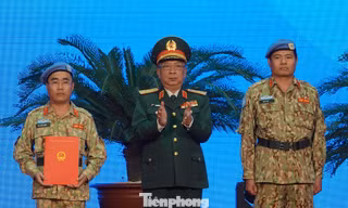 Thượng tướng Nguyễn Chí Vịnh trao Quyết định của Chủ tịch nước cho BVDC 2.2 đi Nam Sudan gìn giữ hoà bình, sáng 13/11
