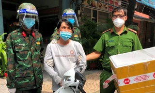 Đối tượng Huỳnh Ngọc Tuấn (áo trắng) bị tổ tuần tra bắt giữ vào sáng 1/9