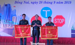 Thừa ủy quyền của lãnh đạo Tổng cục Chính trị, Thiếu tướng Nguyễn Văn Bình, Phó Chính ủy Tổng cục Kỹ thuật trao giải Nhất cho đội thi Quân đoàn 4 và Trường Sĩ quan Lục quân 2