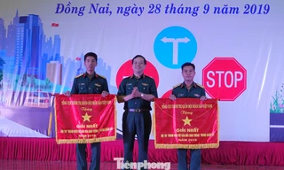 Thừa ủy quyền của lãnh đạo Tổng cục Chính trị, Thiếu tướng Nguyễn Văn Bình, Phó Chính ủy Tổng cục Kỹ thuật trao giải Nhất cho đội thi Quân đoàn 4 và Trường Sĩ quan Lục quân 2