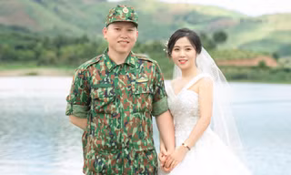 Thượng úy Lê Bá Liêm và vợ sắp cưới Nguyễn Thị Bích Ngọc. Ảnh: NVCC
