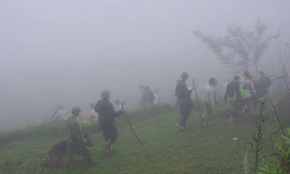 Bộ đội Biên phòng Lào Cai áp giải nhóm người vượt biên sau khi tiếp nhận bàn giao từ phía cơ quan chức năng Trung Quốc
