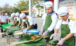 Chiến sĩ Hải quân, Cảnh sát biển thi gói bánh chưng chặt tay, lạt đều