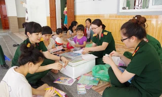 Phụ nữ Quân đội chăm lo trẻ em bất hạnh