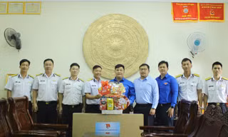 Trung ương Đoàn chúc Tết cán bộ, chiến sĩ Lữ đoàn tàu vận tải đổ bộ 955