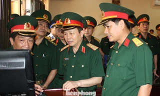 Thiếu tướng Nguyễn Hữu Hùng (khi đó đang là thượng tá, đầu tiên từ phải qua) cùng lãnh đạo Tổng cục Kỹ thuật kiểm tra nhà điều hành khu kỹ thuật của Lữ đoàn Công binh 249.