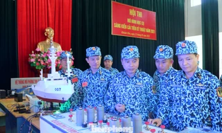 Lãnh đạo Lữ đoàn tàu ngầm 189 tham quan các sản phẩm dự thi