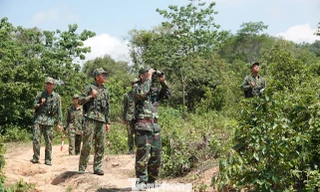 BĐBP Quảng Trị tuần tra chống xuất nhập cảnh trái phép để ngăn dịch COVID-19. Ảnh: Nguyễn Minh