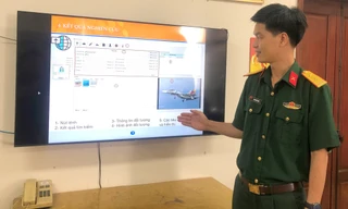 Trung tá Phạm Xuân Hoàn giới thiệu module quản lý khoá giải đoán trong phần mềm xử lý thông tin ảnh viễn thám hỗ trợ giải đoán mục tiêu