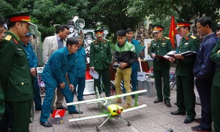 Mô hình máy bay phục vụ huấn luyện bắn súng và chiến thuật của Ban CHQS xã Nghi Phú, thành phố Vinh