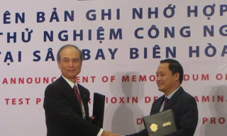 Đại diện Trung tâm Công nghệ xử lý môi trường và Tập đoàn Shimizu trao biên bản hợp tác tại lễ công bố