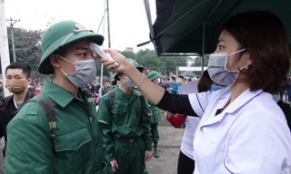 Kiểm tra thân nhiệt tân binh nhập ngũ năm 2020 tại Nghệ An
