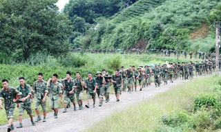 Cán bộ, chiến sĩ Trung đoàn 246, Sư đoàn 346 trên đường hành quân mang vác nặng