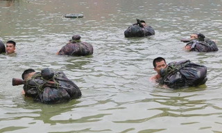 Cán bộ, chiến sĩ Tiểu đoàn 4, Trung đoàn 12, Sư đoàn 3 thực hành vượt sông chiến đấu