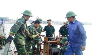 Thiếu tướng Nguyễn Hữu Hùng (khi đó là thượng tá) đang chỉ huy, kiểm tra công tác an toàn trong bắc cầu phao Đuống phục vụ sửa chữa cầu Đuống năm 2010.