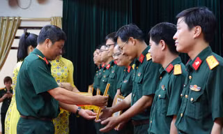 Lãnh đạo Viện KH-CN Quân sự trao giải cho các tác giả, nhóm tác giả xuất sắc, sáng 16/6