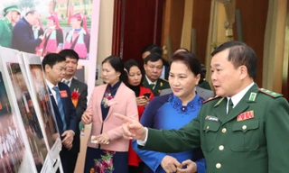 Chủ tịch Quốc hội Nguyễn Thị Kim Ngân và Trung tướng Hoàng Xuân Chiến, Tư lệnh BĐBP tham quan trưng bày chuyên đề tại Hội nghị sơ kết 10 năm thực hiện Ngày Biên phòng toàn dân (2009-2019)