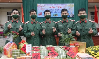 Đoàn viên Đại đội 2 (Liên chi đoàn Tiểu đoàn 1) chia vui với thành quả giải Nhất của Chi đoàn Đại đội 2, sáng 8/2