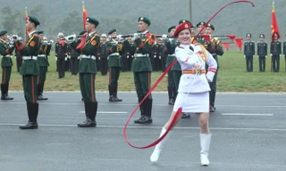 Bộ đội múa súng, hợp luyện diễu binh dưới sương mù