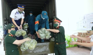 Những phần quà được trao tặng thể hiện tình quân dân ấm áp và nghĩa đồng bào sâu nặng. - Ảnh: Nguyễn Minh