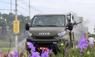 Bộ đội Hóa học phụ khử trùng ngõ xóm dân cư ở Bắc Ninh, sáng 27/5