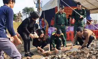 Khởi công xây dựng nhà tặng gia đình anh Trần Hữu Diệu ở huyện Lệ Thủy, tỉnh Quảng Bình